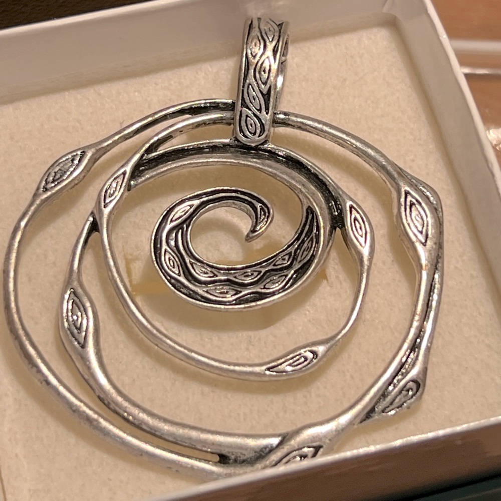 Artsy swirl pendant
